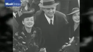 Vivien Leigh speaks to the audience at the Gone with the wind premiere