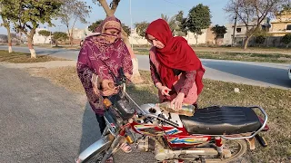 Motor bike ka petrol khatam or pata nae kab se pedal chala ker ja rahi hai