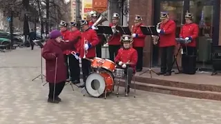 Пенсионерка танцует под Лабутены