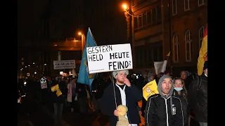 DieBasis, Emotionen von der Demo am 22.01.2022 in Düsseldorf. Gestern ein Held, heute der Feind...
