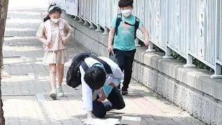 kids reaction to a student who has fallen | Social Experiment