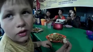 Индонезия Суматра ужин в  Берастаге