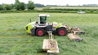 Ashton farms Ltd Claas Cougar 1400 and fendt 936 with Claas triples in action