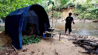 Solo Camping.Membangun Shelter Dari Kerangka Bambu Tepi Sungai.Hujan Deras Pagi Hari