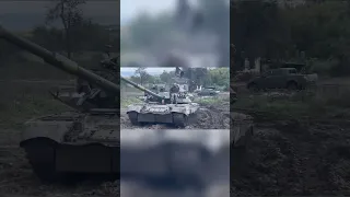#Ukraine: A captured Russian T-80U tank and Russian 2A65 Msta-B 152mm howitzer in #Kharkiv Oblast