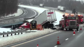 Гололёд в США ,грузовик в кювете. Truck came off the bridge