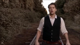 Legends of Tomorrow 2x06 Nate/Citizen Steel stops a train