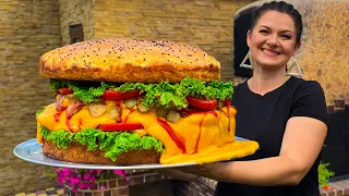 Величезний 10000 калорійний Чізбургер! Вистачить на всіх.American Food