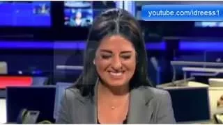 مذيعة لبنانية تنهار من الضحك أثناء تقديم نشرة الأخبار بسبب عطسة لأحد معدي القناة على الهواء