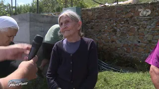 Fiks Fare/ 80-vjeçarja: Mbush ujë për të pirë me bidonë dhe me karroca!