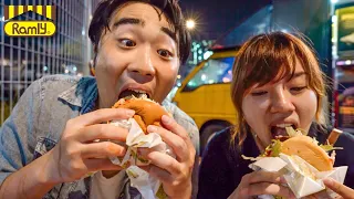 RAMLY BURGER - Malaysia's BELOVED Street Food (Don't Watch at Midnight) マレーシアで大人気の国民的ハンバーガーを食べてみた