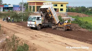 Full Activities Working Daily Operator Skills Bulldozer Pushing Soil and 5 Tons Dump Truck