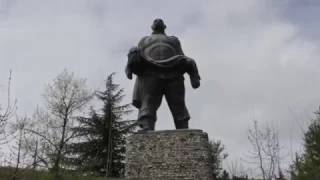Памятник герою фильма "Отец солдата"