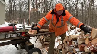 How to split and stack summer campfire wood blocks at the same time