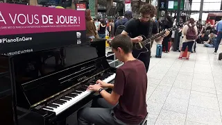 Je joue du piano à gare du nord avec un guitariste : @WyrenMusic