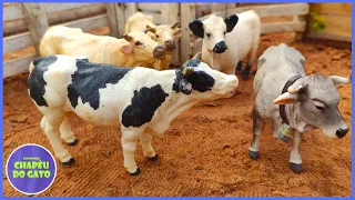 Fazenda de Brinquedo PROTEGENDO AS VACAS: Banho no Curral Contra Carrapatos