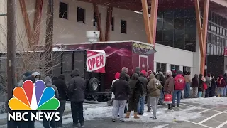 Customers Say Texas Grocery Store Let Them Take Items For Free During Snowstorm | NBC News NOW