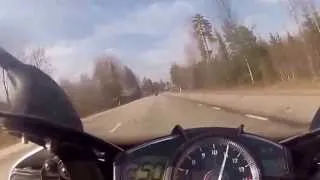 Mercedes SL63 AMG vs Yamaha R1 300km h