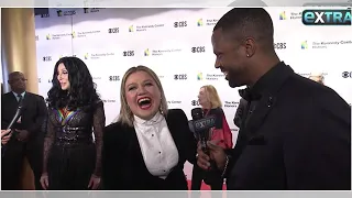 Kelly Clarkson Goes Full Fan-Girl When She Meets Cher On The Red Carpet.