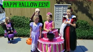 HALLOWEEN SPECIAL 2016 | TRICK OR TREATING FAMILY FUN!