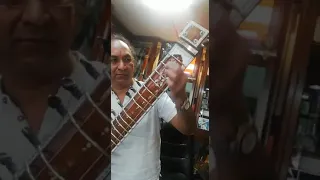 Индийский музыкант ситар