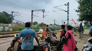 Mad Ignorant people Vs Dangerous Speedy trains Extremely Situation at faridabad Railgate