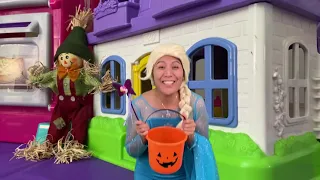 Elsa Pretend Play Halloween Trick or Treat!