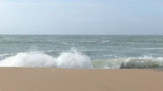 Relaxing Ocean Waves Crashing on the Beach - Sounds of Nature - 4K Ultra HD
