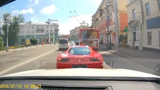Красная Ferrari 458 Italia без номеров не дают нормально вваливать