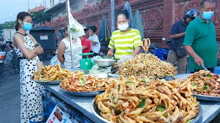 Delicious Fried Chicken Feet, Gizzards, Grilled Fish, Duck, Khmer Soup - Cambodia Street Food