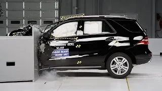 2014 Mercedes-Benz M-Class driver-side small overlap IIHS crash test