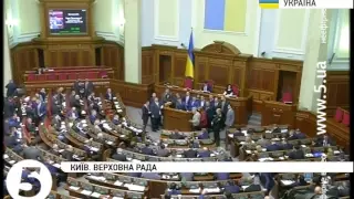 Депутати Ляшка заблокували трибуну ВР