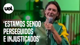 Michelle Bolsonaro chora abraçada em bandeira do Brasil: 'estamos sendo perseguidos e injustiçados'