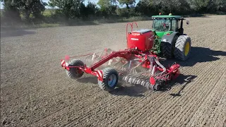 Tracteur John Deere 8230 avec déchaumeur HORSCH 6FM et 7250R avec semoir à disques HORSCH PRONTO 6KR