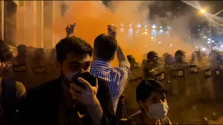 «Столкновение со спецназом» протесты в Грузии. «Tear gas against protesters» Protests in Georgia.