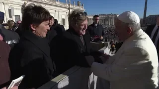 El Papa saluda al actor y director Robert Redford