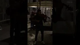 Римский уличный скрипач исполняет какую-то нераспознанную мелодию…