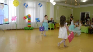 Танец с портфелями на выпускном в детском саду