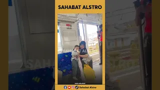 WANITA CANTIK BERI Jajannya Untuk Bocah di Kereta Api, Karena Dia Begitu Suka Dengan Anak-anak