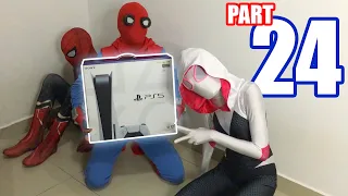 SpiderGwen give SURPRISE PLAYSTATION 5 to Spiderman bros gone wrong!!!