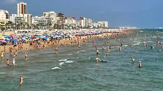 Playa de Gandía llena de la gente y Aula Natural Marjal de Gandía, en Julio 2022