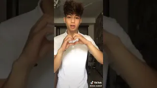 شاب جزائري وسيم  🇩🇿 يرقص على أغنية زهير بهاوي 🇲🇦 ❤ و يبهر متتبعيه بجماله  😰😍😍.