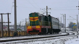 ЧМЭ3-4508 с пригородным поездом Апостолово - Херсон покидает ст.Апостолово