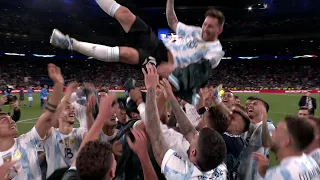 Argentina react to beating Italy to win the Finalissima, celebrate by throwing Messi into the air