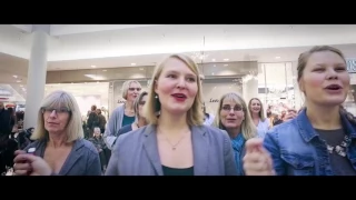 Gospel Weihnachts Flashmob im Einkaufszentrum rührt ältere Dame zu tränen! By Chris Lass