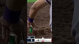 Lourdes Gurriel Jr. was making sandcastles mid-game 🤣 (via @Dbacks) #mlb