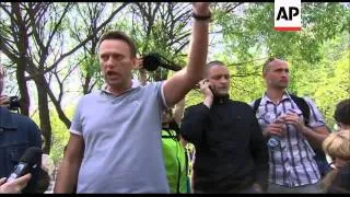 Opposition leaders Navalny and Udaltsov talk after being released from detention