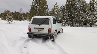 Нива по снегу - с блокировкой и без