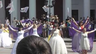 Парад невест в Одессе танец на Думской площади