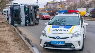 В Днепре на Донецком шоссе перевернулась фура